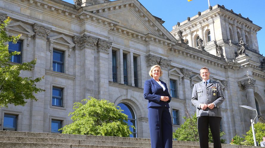 Nach der Vereidigung: Der Bundesvorsitzende Oberstleutnant André Wüstner traf die neue Wehrbeauftragte Eva Högl vor dem Reichstagsgebäude. Foto: DBwV/Mika Schmidt 