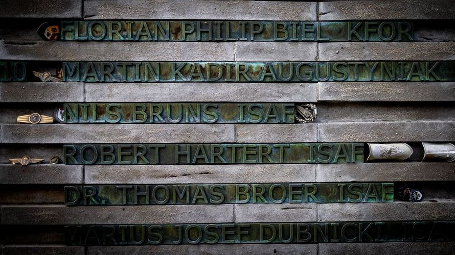 Auch die Namen von Nils Bruns, Martin Augustyniak und Robert Hartert sind an den Gedenkstelen im Wald der Erinnerung in Schwielowsee bei Potsdam zu finden. Foto: DBwV/Yann Bombeke 