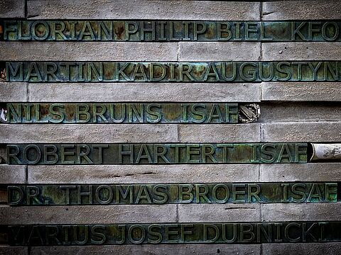 Auch die Namen von Nils Bruns, Martin Augustyniak und Robert Hartert sind an den Gedenkstelen im Wald der Erinnerung in Schwielowsee bei Potsdam zu finden. Foto: DBwV/Yann Bombeke 