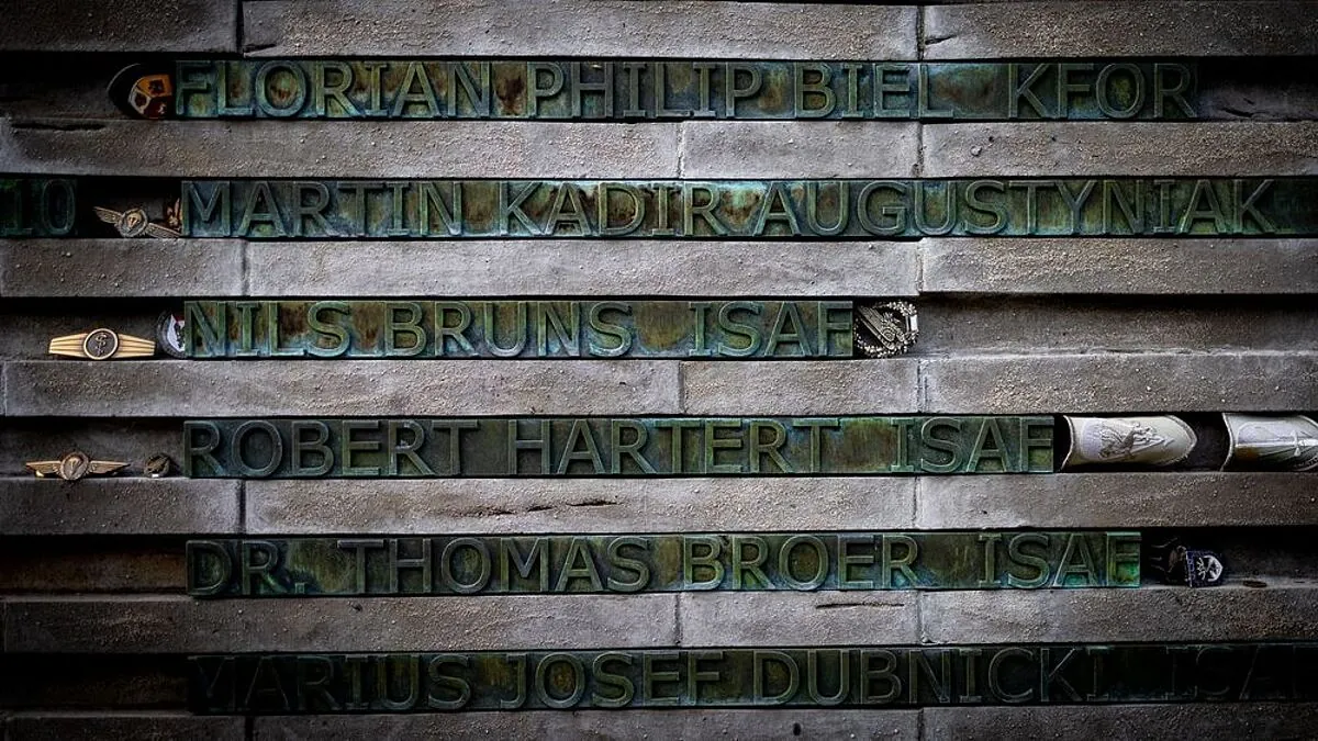 Der Deutsche BundesVerband trauert um Nils Bruns, Martin Kadir Augustyniak und Robert Hartert, die am 2. April 2010 in Afghanistan gefallen sind. Archivfoto: DBwV/Yann Bombeke