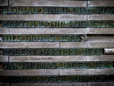 Auch die Namen von Nils Bruns, Martin Augustyniak und Robert Hartert sind an den Gedenkstelen im Wald der Erinnerung in Schwielowsee bei Potsdam zu finden. Foto: DBwV/Yann Bombeke 