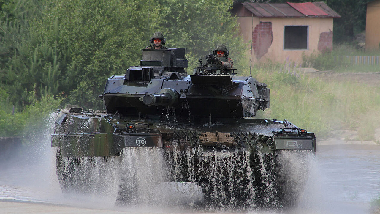 Ein Kampfpanzer vom Typ Leopard 2 durchquert ein Gewässer Foto: Bundeswehr/Michel Baldus 