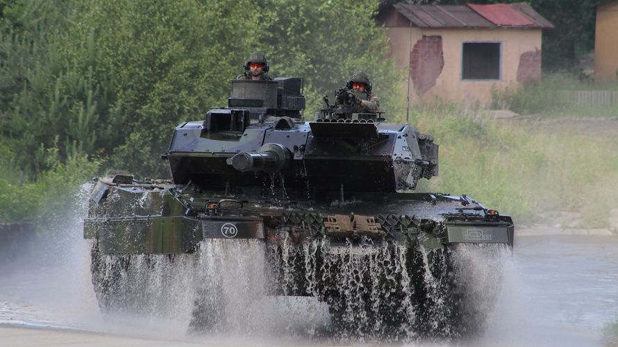 Ein Kampfpanzer vom Typ Leopard 2 durchquert ein Gewässer Foto: Bundeswehr/Michel Baldus 