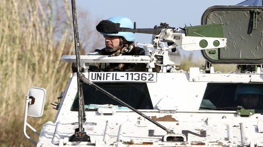 Eine UNIFIL-Patrouille an der israelisch-libanesischen Grenze. Seit vier Jahrzehnten sind Blauhelme in dieser unruhigen Region aktiv. Foto: dpa