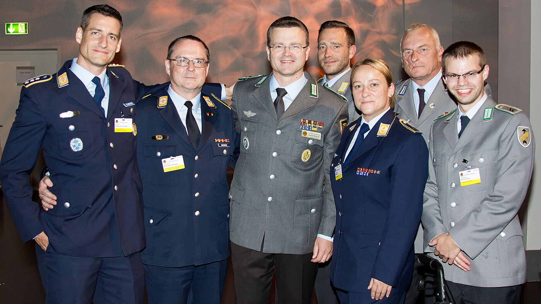Kurz vor ihrer Abreise nach Australien waren einige deutsche Invictus-Teilnehmer zu Gast beim Parlamentarischen Abend des DBwV. Oberstleutnant André Wüstner (3.v.l.) begrüßt die Idee, den Wettbewerb nach Deutschland zu holen. Foto: DBwV/Scheurer