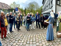 Die im Stil der Grasschneiderinnen um 1459 gekleideten Stadtführerinnen entführten die Mitglieder der KERH Rhein-Neckar in die Zeit des Mittelalters in Bad Wimpfen. Foto: Richard Fürstenberger 