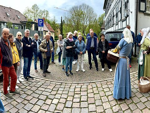Die im Stil der Grasschneiderinnen um 1459 gekleideten Stadtführerinnen entführten die Mitglieder der KERH Rhein-Neckar in die Zeit des Mittelalters in Bad Wimpfen. Foto: Richard Fürstenberger 