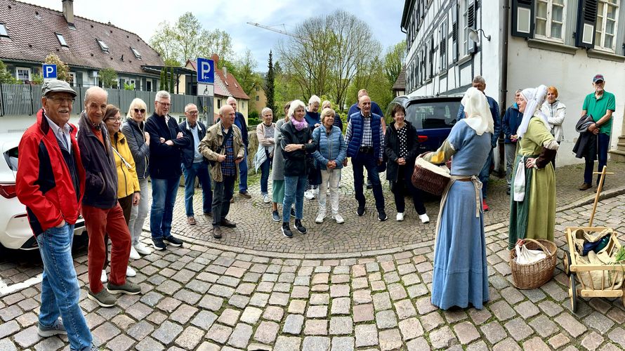 Die im Stil der Grasschneiderinnen um 1459 gekleideten Stadtführerinnen entführten die Mitglieder der KERH Rhein-Neckar in die Zeit des Mittelalters in Bad Wimpfen. Foto: Richard Fürstenberger 