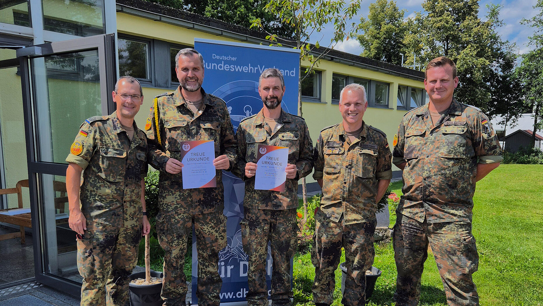 StoKa-Vorsitzender Oberstleutnant Thomas Zimmermann (v.l.n.r.) mit den beim Sommerfest geehrten Oberstabsfeldwebel Tobias Manfred Müller und Oberstabsfeldwebel Andreas Scheuner sowie dem Kommandeur Oberstleutnant Dr. Tobias Gößlbauer und dem Bezirksvorsitzenden Stabsfeldwebel Christian Schleicher. Foto: StoKa Roding
