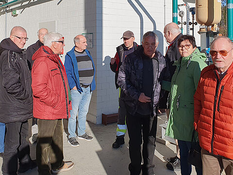 Vom Werksleiter der Geothermie Holzkirchen erfuhren die Mitglieder der KERH Oberland interessantes über die Abläufe und Verfahren der Gewinnung von Strom und Fernwärme. Foto: Dirk Becker