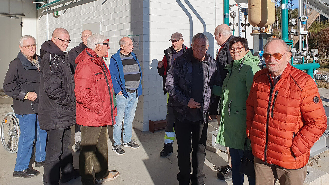 Vom Werksleiter der Geothermie Holzkirchen erfuhren die Mitglieder der KERH Oberland interessantes über die Abläufe und Verfahren der Gewinnung von Strom und Fernwärme. Foto: Dirk Becker