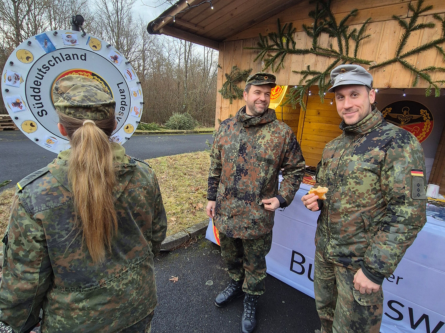Am Glücksrad mit StoKa-Vorsitzendem Hauptmann Bernd Link (Bildmitte) und Vorsitzendem der TruKa BNK, Hauptmann Martin  Springfeld, warteten praktische Sachpreise und Gutscheine auf die Gewinner. Fotos: Roland Stengl