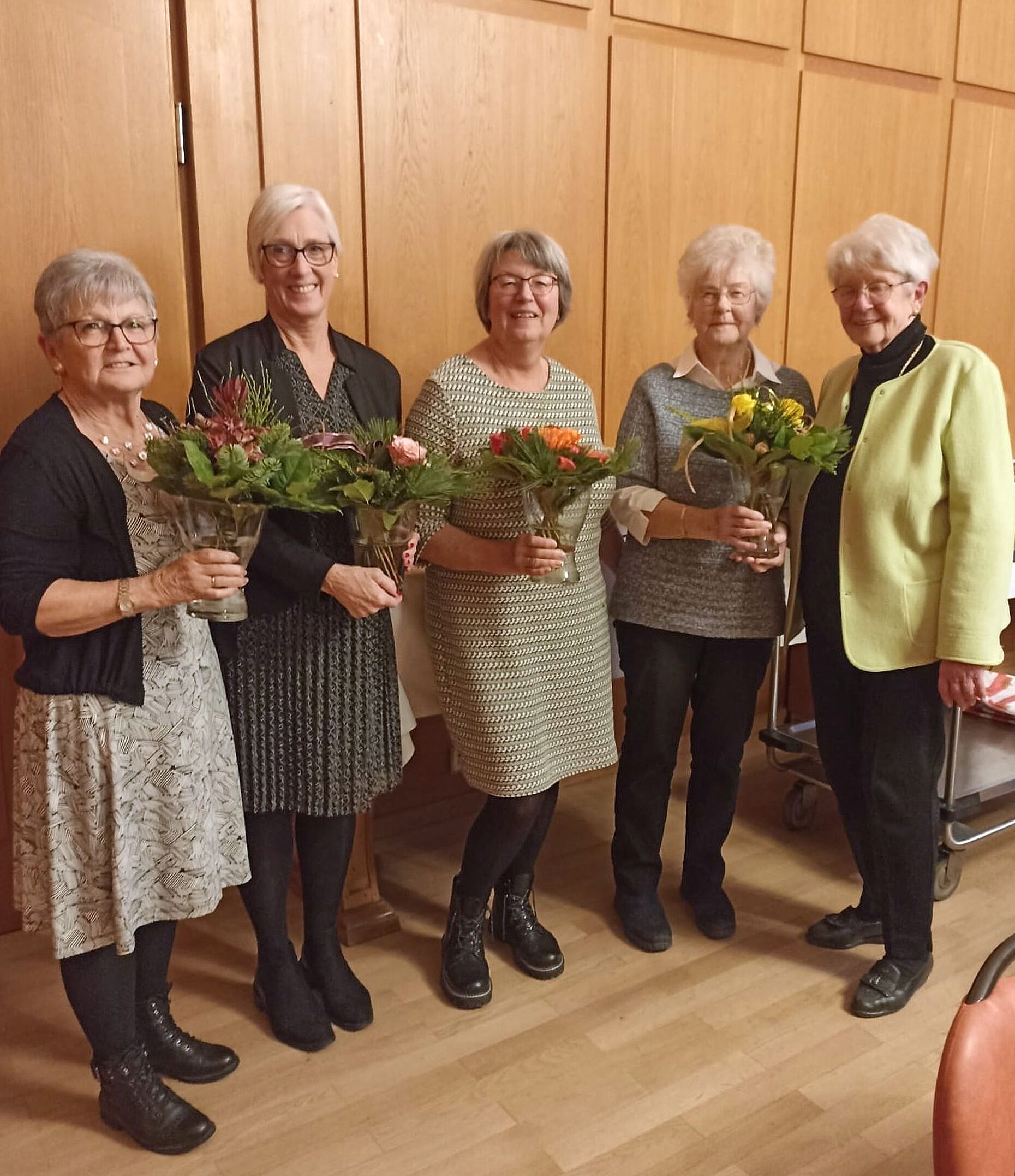 Ein Dankeschön gab es für den Vorstand der Frauengruppe: Gabriele Petersen (v.l.), Gertrud Gellings, Gabriele Krömer, Helga Golling und Leiterin Helga Firla. Foto: Hinrich Petersen