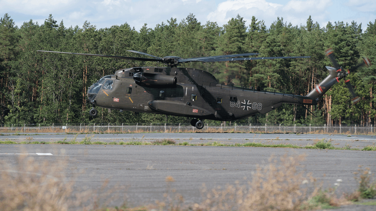 Der Transporthubschrauber CH-53 vom Hubschraubergeschwader 64 aus Holzdorf war Teil der Alarmübung auf dem Flugplatz Gatow. Foto: DBwV/Bombeke