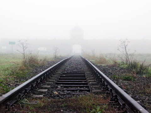 Das Eingangstor für die ankommenden Güterzüge im Vernichtungslager Auschwitz-Birkenau. Allein in diesem Lager ermordete die SS rund 1,1 Millionen Menschen. Foto: picture alliance/zb/Frank Schumann