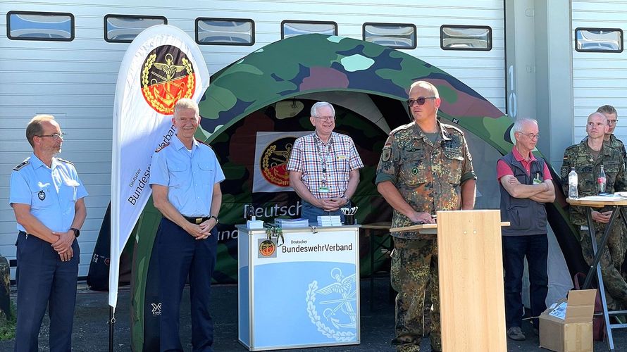 Nach kurzer Ansprache und Begrüßung der Gäste übergab der Vorsitzende der StOKa Bonn, Oberstleutnant Dr. Linus Strelau, das Wort an den Inspekteur SKB, Generalleutnant Martin Schelleis. Foto: Matthias Busch