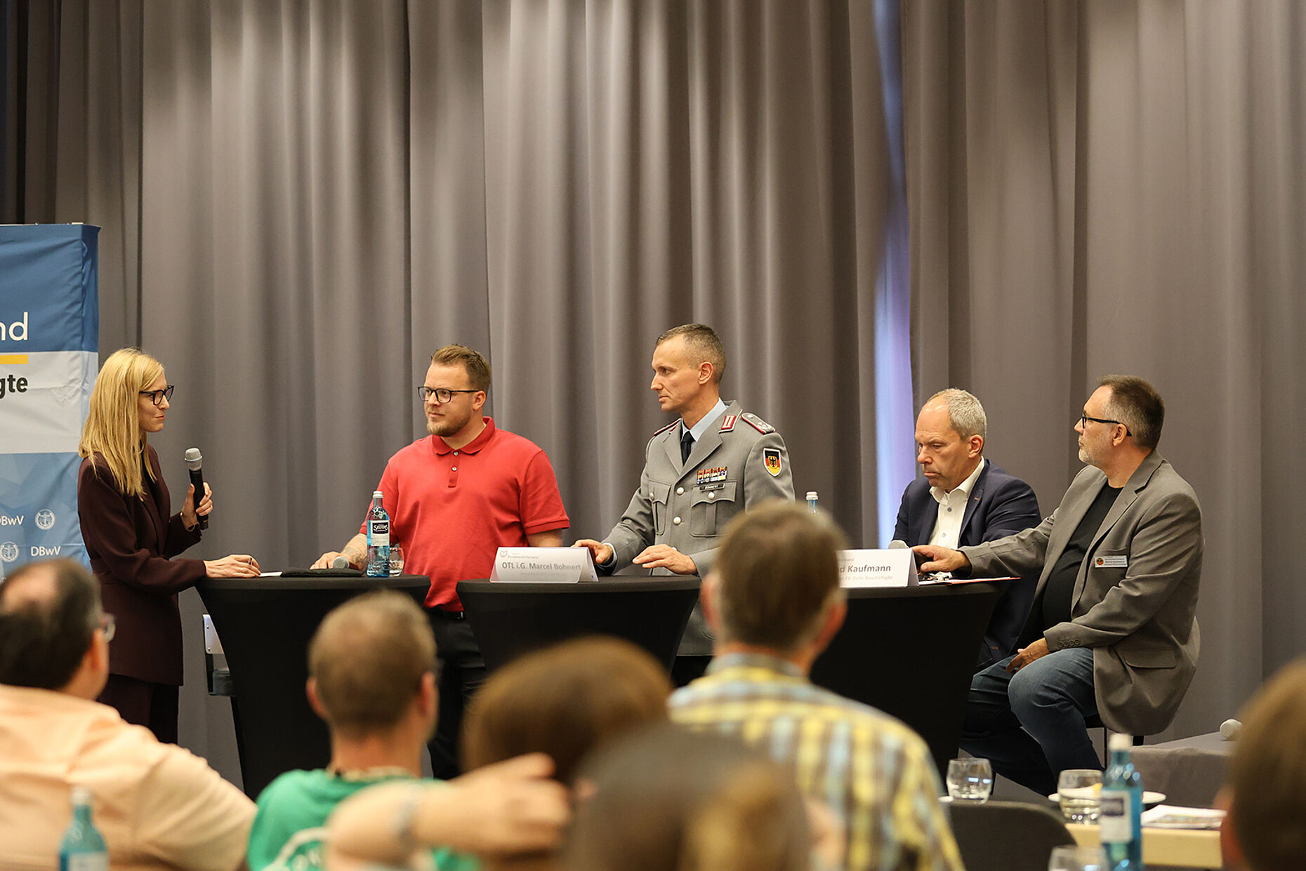 Über die Möglichkeiten, aber auch über die Risiken von KI diskutierten Benjamin Langner (2.v.l.), Oberstleutnant i.G. Marcel Bohnert (M.), Falk Ohlenbusch (2.v.r.) und Bernd Kaufmann. Katja Gersemann moderierte die Runde. Foto: DBwV/Eva Krämer