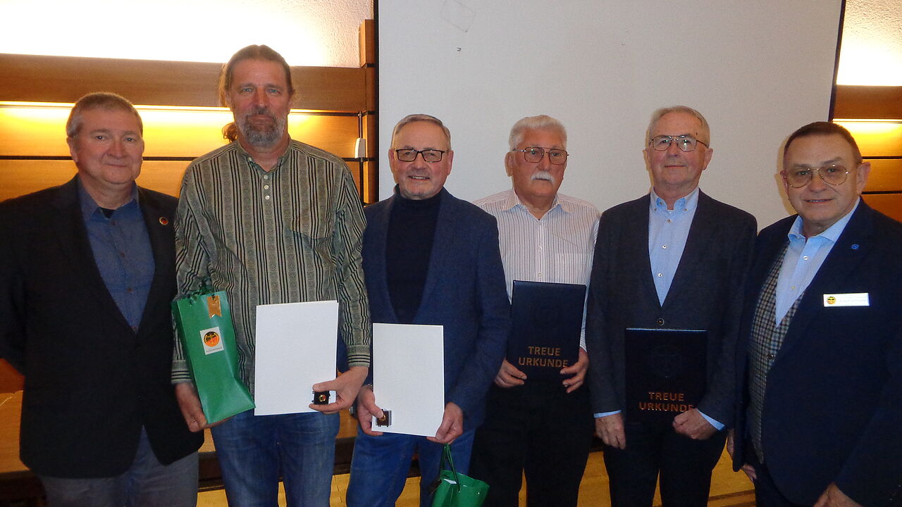 StFw a.D. Michael Hochmuth (von links), OStFw a.D. Jürgen Otto, StFw a.D. Fritz Lengler, Oberstlt a.D. Rolf Ultes, Obertslt a.D. Norbert Aue, OStFw a.D. Rudi Schmelzer. Foto: KERH Idar Oberstein  