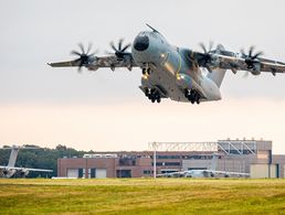 Am frühen Montagmorgen startete ein erster Airbus A400M in Wunstorf. Es ist der Beginn der Evakuierungsmission der Bundeswehr. Foto: picture alliance/dpa | Moritz Frankenberg