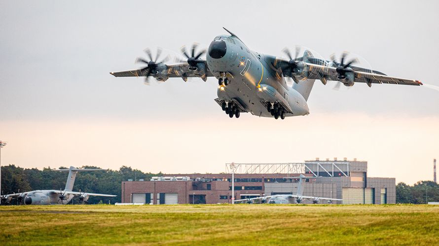 Am frühen Montagmorgen startete ein erster Airbus A400M in Wunstorf. Es ist der Beginn der Evakuierungsmission der Bundeswehr. Foto: picture alliance/dpa | Moritz Frankenberg