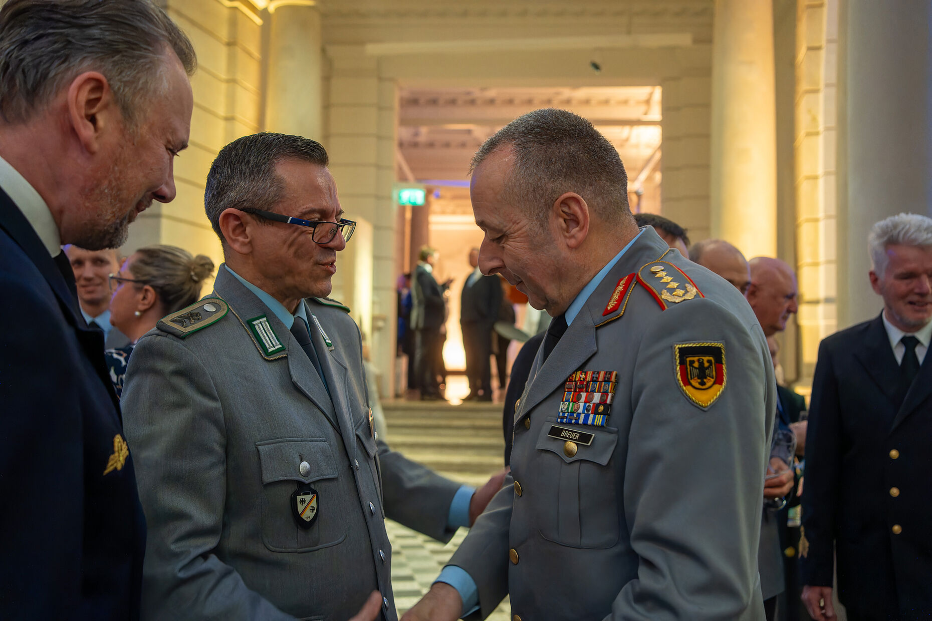 Fregattenkapitän Marco Thiele (von links), der Vorsitzende Marine im DBwV und der Stellvertretende Bundesvorsitzende Stabsfeldwebel Thomas Schwappacher begrüßt Generalinspekteur Carsten Breuer.