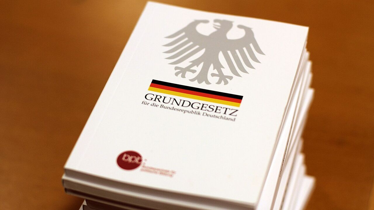 Das Grundgesetz: Artikel 87a für die Aufstellung und Stärke der Streitkräfte