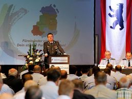 Oberstleutnant André Wüstner sprach in Blankenfelde-Mahlow vor mehr als 200 Delegierten des Landesverbands Ost. Foto: DBwV/Kruse