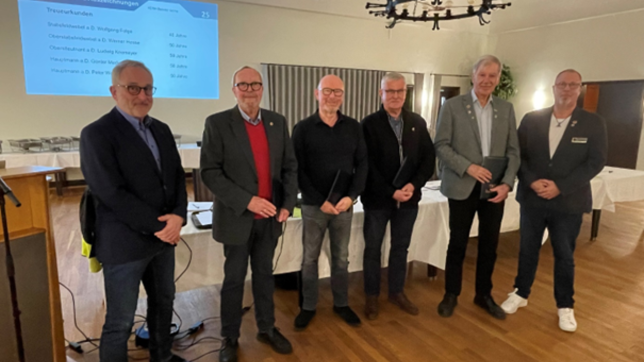 Der Vorsitzende Andreas Wulf, die für 50 Jahre ausgezeichneten Hauptmann a.D. Peter Westphal, Oberstleutnant a.D. Ludwig Knemeyer, Hauptmann a.D. Günter Markwirth und Oberstabsfeldwebel a.D. Werner Hesse sowie Stabsfeldwebel a.D. Hannes Dreier, ERH-Vorsitzender im Landesverband Nord. Foto: DBwV