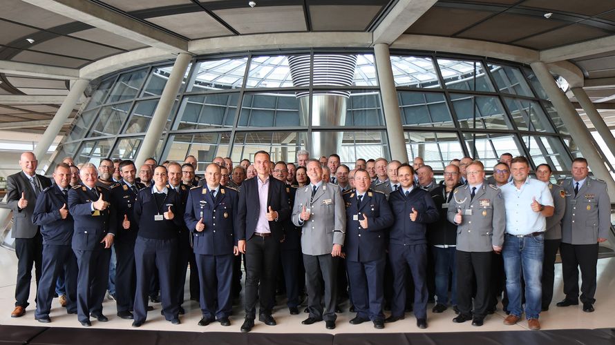 Mit Zuversicht in den Wahlkampf: In Berlin sind die Kandidaten des DBwV für die Personalratswahlen 2024 zusammengekommen. Zum Abschluss der Fachtagung stand ein Besuch im Bundestag auf dem Programm. Foto: DBwV/Sarina Flachsmeier