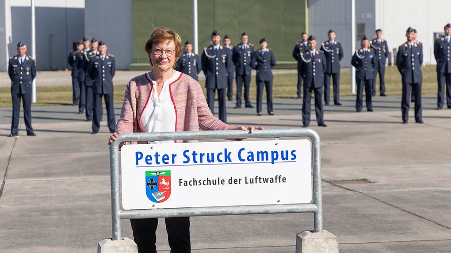 Brigitte Struck mit dem neuen Schild der Fachschule der Luftwaffe. Foto: Bundeswehr/Carsten König