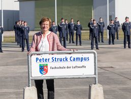 Brigitte Struck mit dem neuen Schild der Fachschule der Luftwaffe. Foto: Bundeswehr/Carsten König