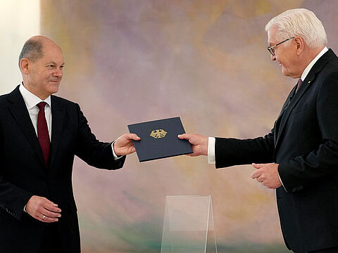 Olaf Scholz (l.) erhält aus den Händen von Bundespräsident Frank-Walter Steinmeier die Ernennungsurkunde zum Bundeskanzler. Foto: picture alliance / ASSOCIATED PRESS | Michael Sohn