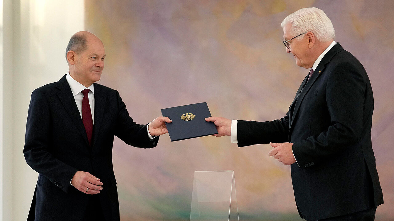 Olaf Scholz (l.) erhält aus den Händen von Bundespräsident Frank-Walter Steinmeier die Ernennungsurkunde zum Bundeskanzler. Foto: picture alliance / ASSOCIATED PRESS | Michael Sohn