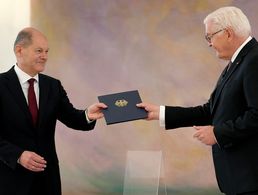 Olaf Scholz (l.) erhält aus den Händen von Bundespräsident Frank-Walter Steinmeier die Ernennungsurkunde zum Bundeskanzler. Foto: picture alliance / ASSOCIATED PRESS | Michael Sohn