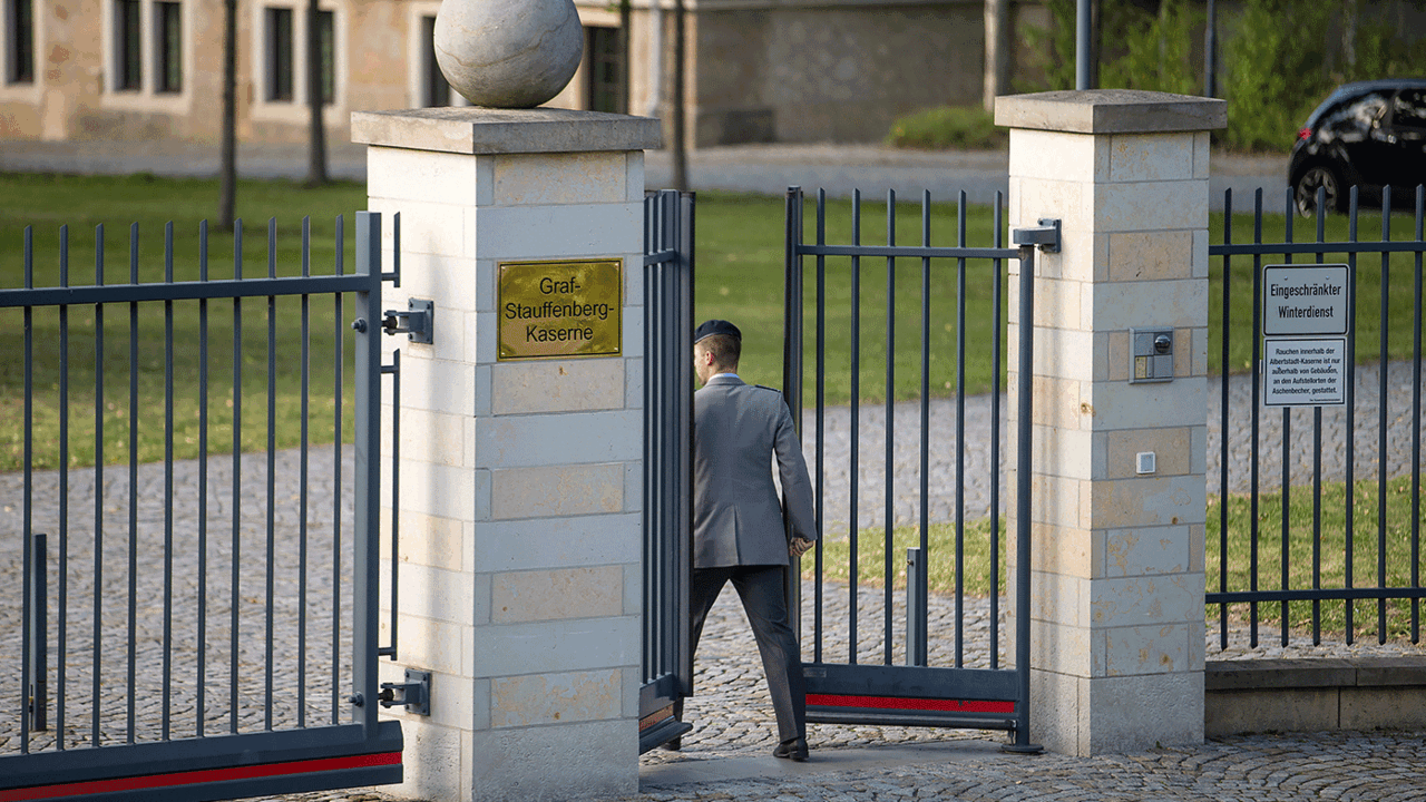 Ein Eingangstor zur Graf-Stauffenberg-Kaserne in Dresden. Foto: dpa