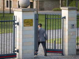 Ein Eingangstor zur Graf-Stauffenberg-Kaserne in Dresden. Foto: dpa
