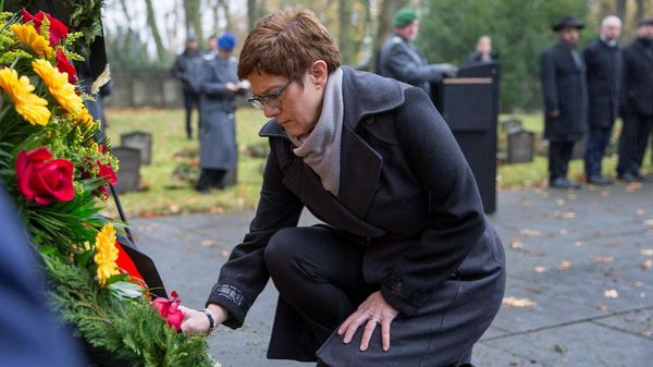 Ministerin Kramp-Karrenbauer legt auf dem jüdischen Friedhof in Berlin-Weißensee einen Kranz nieder. Foto: Bundeswehr/Jonas Weber