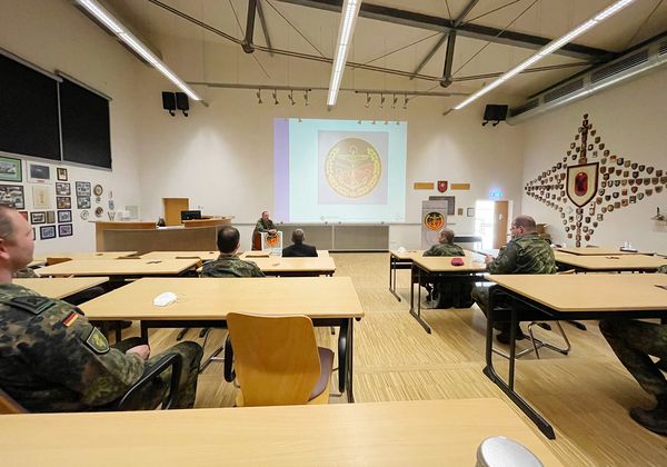 Die Mitglieder der selbstständigen Truppenkameradschaft Pfullendorf halten sich in der Präsenzveranstaltung strikt an die Abstandsregeln. Foto: sTruka Pfullendorf