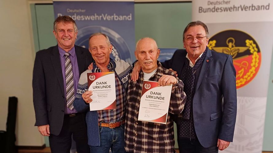 Bei der Wahlversammlung erhielten Dankurkunden des Landesvorsitzenden Oberstleutnant a.D. Günther Guderian (2.v.l.) für seine Arbeit in der Kameradschaft und Stabsfeldwebel a.D. Dieter Wittmann (2.v.r.) für 30 Jahre Tätigkeit in einem Mandat des DBwV. Foto: Franz Jung