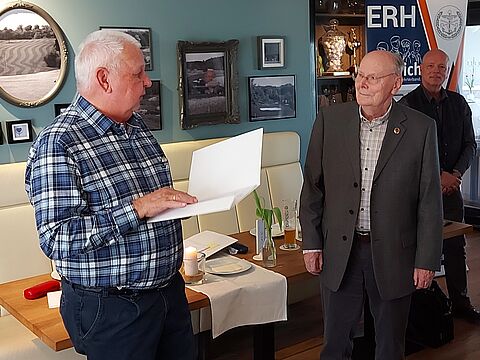 Vorsitzender Uwe Börner überreicht  Brigadegeneral a.D. Heinrich  Boehr die Treueurkunde. Rechts der Bezirksvorsitzende M. Groth. Foto: Andreas Schnellbach