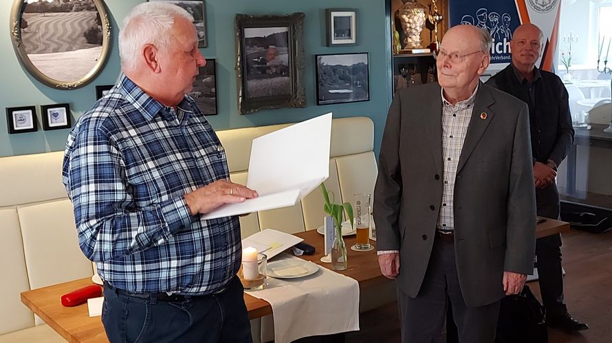 Vorsitzender Uwe Börner überreicht  Brigadegeneral a.D. Heinrich  Boehr die Treueurkunde. Rechts der Bezirksvorsitzende M. Groth. Foto: Andreas Schnellbach