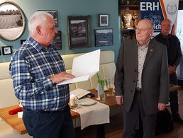 Vorsitzender Uwe Börner überreicht  Brigadegeneral a.D. Heinrich  Boehr die Treueurkunde. Rechts der Bezirksvorsitzende M. Groth. Foto: Andreas Schnellbach