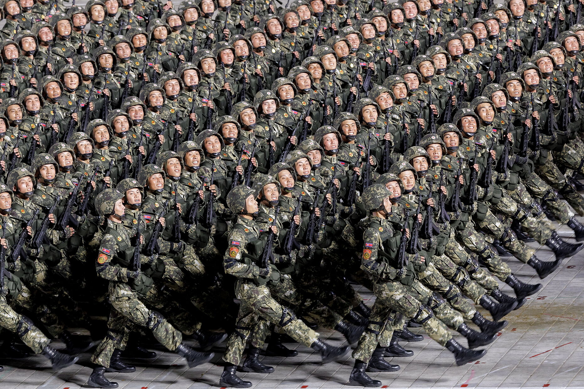 Nordkoreanische Soldaten marschieren bei einer Parade in Pjöngjang. In Nordkorea gilt die Wehrpflicht als besonders streng. Foto: picture alliance/dpa/Russian Defence Ministry/Vadim Savitsky