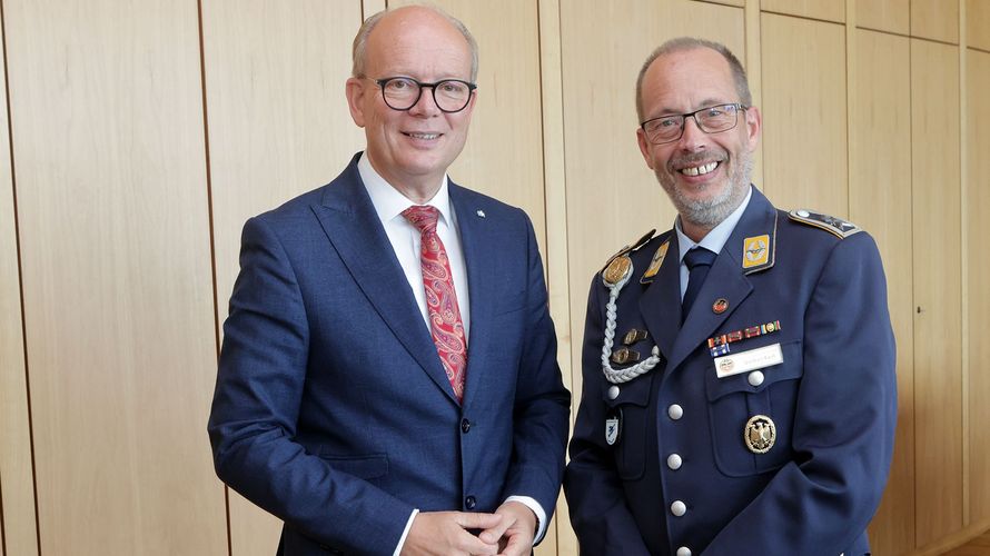 NRW-Landtagspräsident André Kuper empfing den Landesvorsitzenden West, Stabsfeldwebel Volker Keil. Foto: Landtag NRW/Bernd Schälte