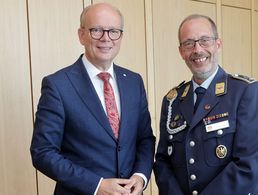 NRW-Landtagspräsident André Kuper empfing den Landesvorsitzenden West, Stabsfeldwebel Volker Keil. Foto: Landtag NRW/Bernd Schälte