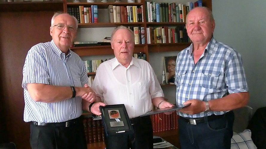 Besuchten den Jubilar: Hptm a.D. Beutin , Oberstlt a.D. Koos (li) und StFw a.D. Schäpers (re) (Foto: KERH Unterer Niederrhein)