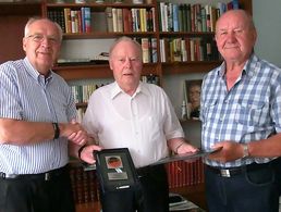 Besuchten den Jubilar: Hptm a.D. Beutin , Oberstlt a.D. Koos (li) und StFw a.D. Schäpers (re) (Foto: KERH Unterer Niederrhein)