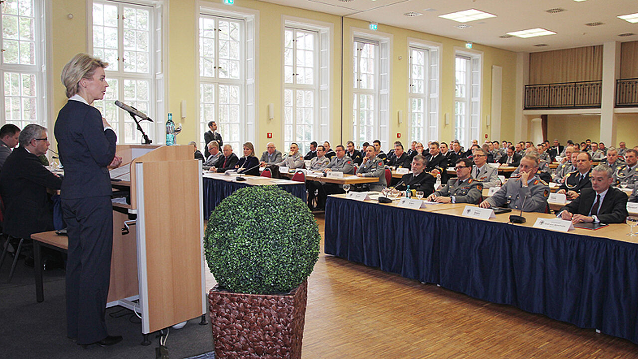 Verteidigungsministerin von der Leyen im Dialog mit den Vertrauenspersonen.