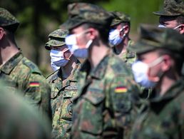 Soldaten vom Panzerbataillon 104 mit Mund-Nasen-Schutz im Gefechtsübungszentrum Heer in Letzlingen. Foto: Bundeswehr/Dorow