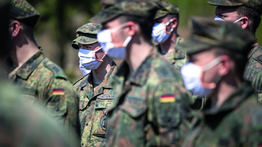 Soldaten vom Panzerbataillon 104 mit Mund-Nasen-Schutz im Gefechtsübungszentrum Heer in Letzlingen. Foto: Bundeswehr/Dorow